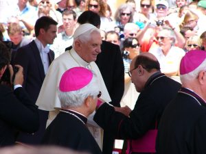 El Papa Benedicto XVI en Lourdes: Decenso a las Tinieblas